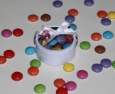 Utilizare suzeta plastic alaturi de cutie rotunda alba